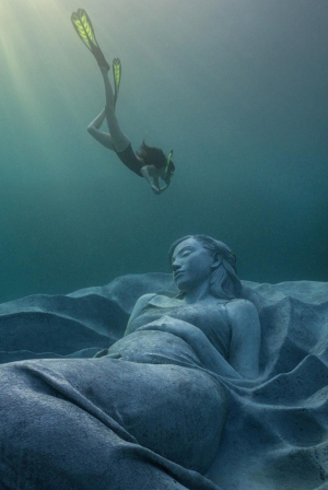 Το πρώτο υποβρύχιο γλυπτό στην Ιαπωνία αποτελεί μια ωδή στη μητρότητα 