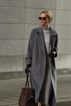 Το styling hack που επιλέγουν τα It Girls και μετατρέπουν το απλό παλτό σε iconic item