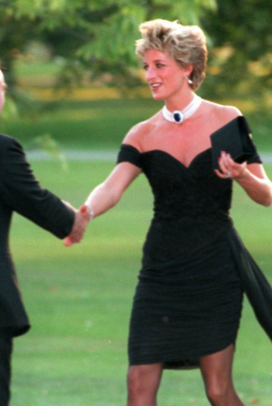 Η πριγκίπισσα Νταϊάνα επέστρεψε στο Παρίσι με νέο κέρινο ομοίωμα - Φορά το θρυλικό “revenge dress”, 28 χρόνια μετά τον θάνατό της