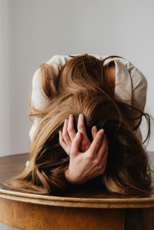 Πώς να ξεπεράσεις το άγχος των γιορτών: 4 αποτελεσματικοί τρόποι