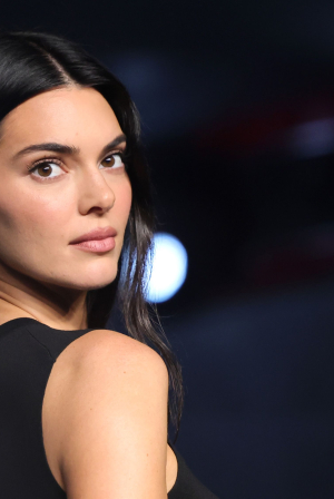 Η Κένταλ Τζένερ «ορκίζεται» στα παπούτσια που λανσαρίστηκαν πρώτη φορά στα '70s και φορούσαμε όλοι στην εφηβεία μας