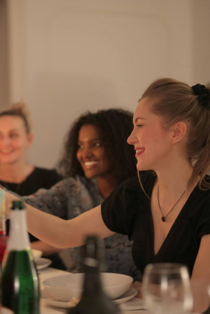 Το μυστικό της μακροζωίας ίσως είναι στο… τραπέζι: Γιατί το φαγητό με παρέα κάνει καλό στην υγεία σου