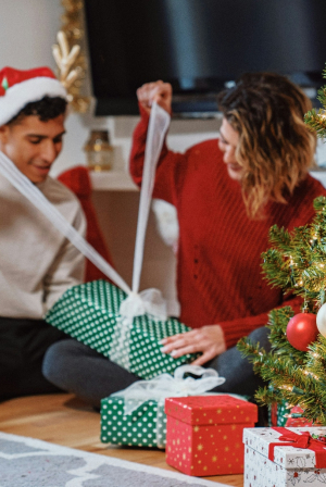 Δύο πράγματα που κάνουν τα επιτυχημένα ζευγάρια τις γιορτές, σύμφωνα με ψυχολόγο