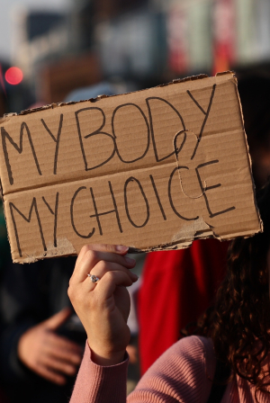 Γιατί οι κατοχυρωμένες συνταγματικά αμβλώσεις, επανέρχονται συνεχώς ως θέμα συζήτησης; - 3 γυναίκες δημοσιογράφοι απαντούν