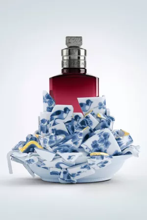 Ο Dries Van Noten μεταμορφώνει το άρωμά του σε κεραμικό έργο τέχνης – και το θέλουμε για τη συλλογή μας