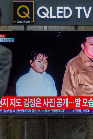 Κιμ Γιονγκ Ουν: Γιατί θεωρείται μυστήριο που η 13χρονη κόρη του, Κιμ Τζου Ε, ορίστηκε διάδοχός του;