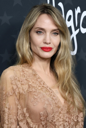 H Αντζελίνα Τζολί εξηγεί, γιατί αγαπάει τα σημάδια από τη διπλή μαστεκτομή - Και αυτό πρέπει να το διαβάσεις