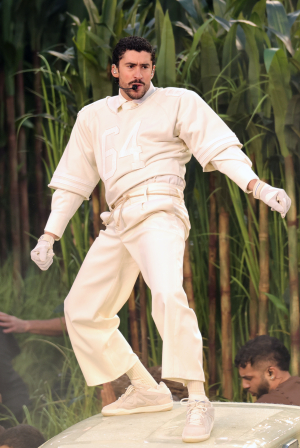 Ο Bad Bunny φόρεσε Zara στο Super Bowl και η επιλογή αυτή αποτελεί από μόνη της μια fashion δήλωση