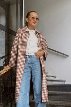 Η καμπαρντίνα από τα Sézane που θα φορούσε κάθε κομψή Παριζιάνα – Ταιριάζει με όλα, είναι super chic