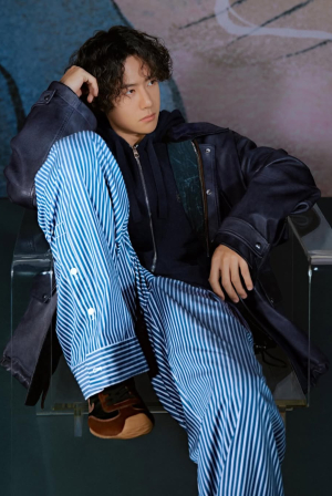 Παντελόνι με μανίκια πουκαμίσου ή το ανάποδο; - Η Loewe ξέρει πώς να γίνει viral