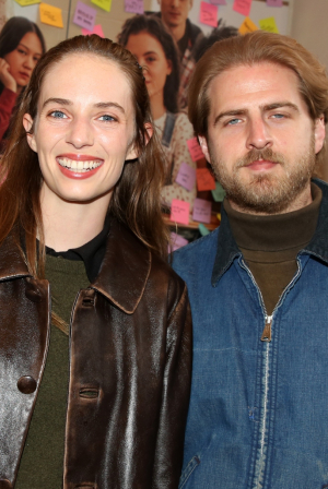 Παντρεύτηκε η Robin του Stranger Things: Η γνωριμία της Μάγια Χοκ με τον Κρίστιαν Χάτσον και ο γάμος