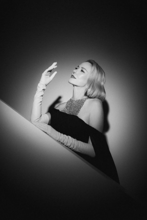 Η Ναόμι Γουότς αλά Τζάκι Κένεντι: Το Balenciaga φόρεμα και τα Cartier σκουλαρίκια αξίας άνω των 130.000 δολαρίων