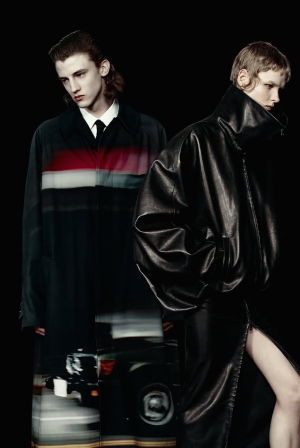 PFW: Ο σκοτεινός ρομαντισμός του McQueen, η κινηματογραφική πασαρέλα του Balenciaga και τα θολά όρια του Jean Paul Gautier