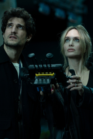 Couture: Η Αντζελίνα Τζολί επιστρέφει στην μεγάλη οθόνη - Aποκλειστικό clip της ταινίας στο JennyGr