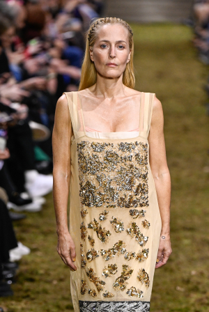 Η Τζίλιαν Άντερσον σε ρόλο μοντέλου – Έκλεισε το show της Miu Miu και εντυπωσίασε