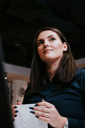 Μάθε να “διαβάζεις” τους ανθρώπους: Πώς η γλώσσα του σώματος μπορεί να ενισχύσει την επιρροή σου στη δουλειά