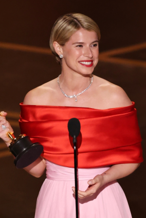 H Τζέσι Μπάκλεϊ κέρδισε το Όσκαρ του Α’ Γυναικείου - “Το αφιερώνω στο όμορφο χάος της καρδιάς μιας μητέρας”