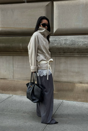 Το κοντό trench coat από τα Zara που θα φοράς όλη την άνοιξη – Ο ιδιαίτερος γιακάς που κάνει τη διαφορά