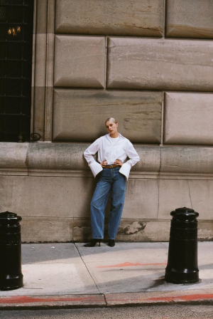 4 λεκέδες που δεν πρέπει να ξεπλύνεις ποτέ με ζεστό νερό κι όμως το κάνεις συνέχεια και καταστρέφεις τα ρούχα σου