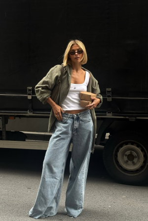 Τα φλατ που ταιριάζουν τέλεια με τα ανοιχτόχρωμα τζιν σου – Πώς να τα φορέσεις από το πρωί μέχρι το βράδυ