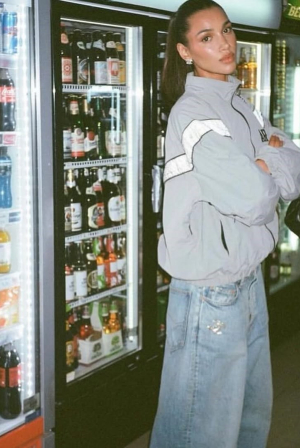 Το απρόσμενο πανωφόρι που κυριαρχεί τώρα έρχεται από τα '80s και είναι ευέλικτο και cool