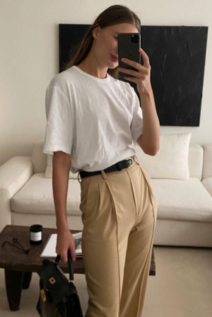 Πώς θα φορέσεις το λευκό t – shirt σαν fashion icon: Από το γραφείο μέχρι την έξοδο στην πόλη