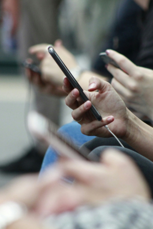 Οι ενήλικες απομακρύνονται από τα social media, στρέφονται όμως στην τεχνητή νοημοσύνη, σύμφωνα με έρευνα