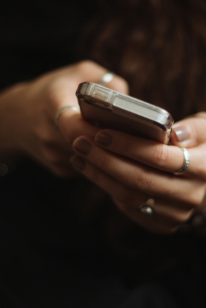 Γιατί αφήνουμε μηνύματα στο read: Η ψυχολογία πίσω από το «δεν απαντάω τώρα