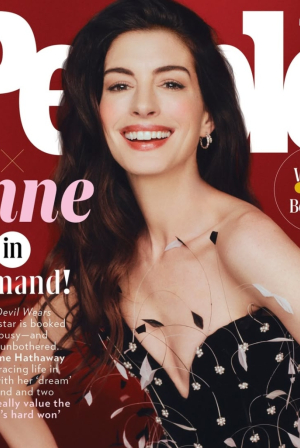 Η Αν Χάθαγουεϊ είναι η ομορφότερη γυναίκα στον κόσμο για το 2026 – και honestly, ποιος διαφωνεί;