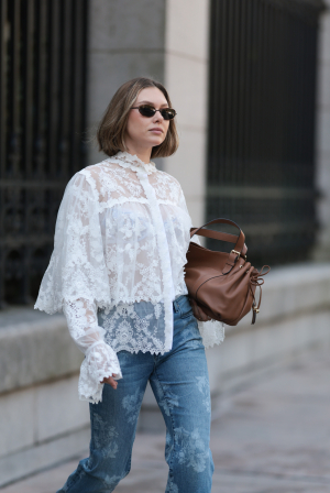 Αυτό είναι το τζιν που φορούν όλα τα It Girls και δίνουν μια ρομαντική νότα και στο πιο απλό σύνολο