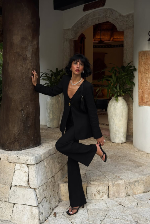 Πάσχα 2026: 5 + 1 κοστούμια που θα φορέσεις από την Ανάσταση μέχρι το τραπέζι του Πάσχα