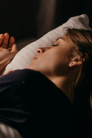 Γιατί ξυπνάς στις 3 το πρωί; 10 λόγοι που το σώμα σου "χτυπάει" καμπανάκι