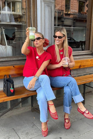 Κόκκινες μπαλαρίνες: 10 +1 looks που θα σε πείσουν να προσθέσεις το αγαπημένο φλατ των Γαλλίδων στη συλλογή σου