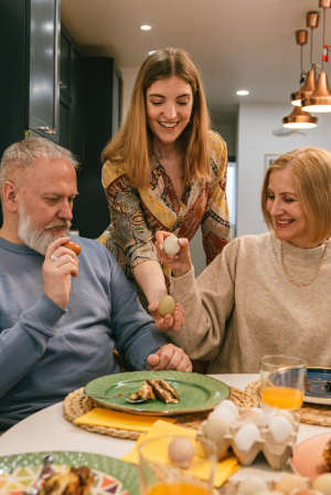 Πάσχα μακριά από την οικογένεια; Πώς να το ζήσεις χωρίς ενοχές