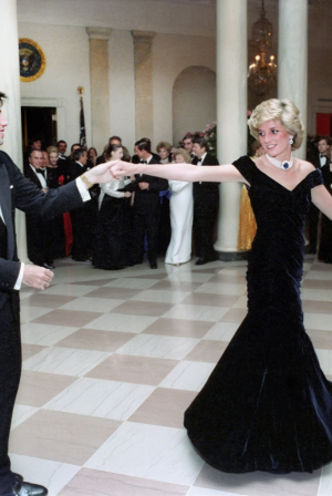 Η πριγκίπισσα Νταϊάνα χορεύει με τον ηθοποιό Τζον Τραβόλτα, στον Λευκό Οίκο. 9 Νοεμβρίου 1985