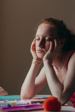 Πώς η οικονομική ανασφάλεια διαμορφώνει την ψυχολογία της Gen Z