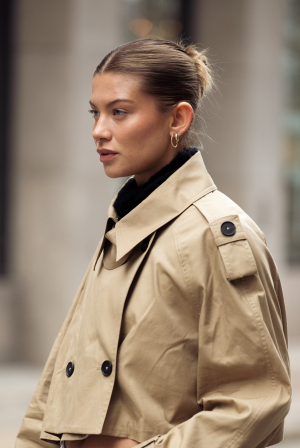 Cropped trench coats: 10 looks για να εμπνευστείς και να φορέσεις το πανωφόρι που κάνει θραύση αυτή την εποχή