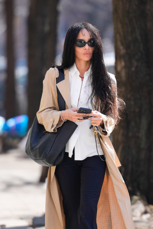 Η Ζόι Κράβιτζ φόρεσε την πιο στιλάτη και άνετη εναλλακτική των κλασικών loafers και ξέρουμε πώς θα αντιγράψεις το στιλ της