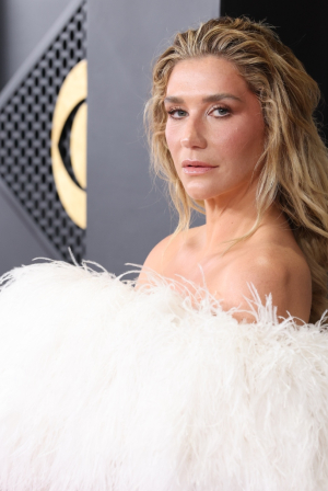 Η Kesha επαναπροσδιορίζει τα πρότυπα ομορφιάς στη ζωή της: “Να είσαι σέξι αλλά όχι ψεύτικη”