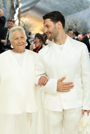 Ο Σιμόν Πορτ Ζακεμούς πήγε στο Met Gala με τη γιαγιά του και έχουμε την πιο cute στιγμή της βραδιάς