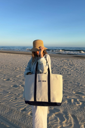 Boat Bag: Η τσάντα των ’90s επιστρέφει και γίνεται το απόλυτο αξεσουάρ της σεζόν