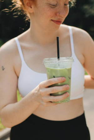 4 τρόποι με τους οποίους το matcha μπορεί να επηρεάσει την υγεία σου αν το παρακάνεις