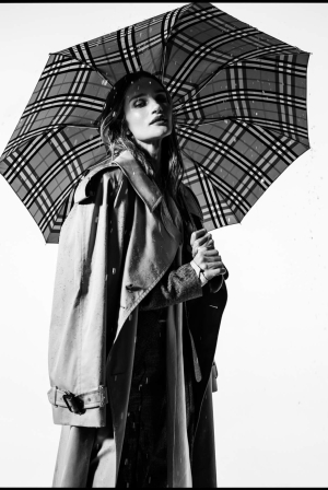 Το Burberry trench μπαίνει στο μουσείο: Η έκθεση - ωδή στα 170 χρόνια ιστορίας του εμβληματικού σχεδίου του οίκου