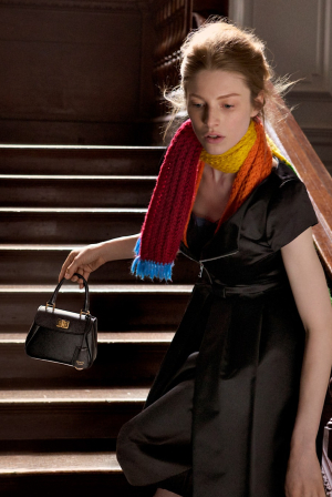 Η νέα καμπάνια της Prada μετατρέπει την καθημερινότητα σε μια κινηματογραφική αφήγηση
