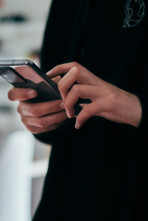 Τα smartphones αλλάζουν το σώμα μας, και ναι, δεν το καταλαβαίνουμε