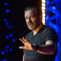 Το stand-up του Ricky Gervais έχει λήξει και προσβάλει. Μήπως ήρθε η ώρα να αποσυρθεί;