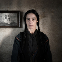 Η Έλενα Τοπαλίδου μας μιλά για την πολυαναμενόμενη «Φόνισσα»: «Η Αμέρσα ήταν ελεύθερη να ονειρεύεται, όχι να ζει»