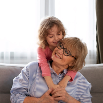 Οι γιαγιάδες έχουν τη μεγαλύτερη επίδραση στα παιδιά, σύμφωνα με έρευνα