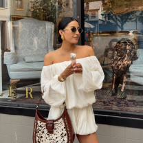 Το χρώμα που θα δώσει elegant vibes ακόμα και στα πιο basic looks