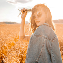 Γυναίκα κρατάει λουλούδια